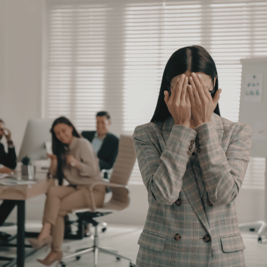 isolado no trabalho